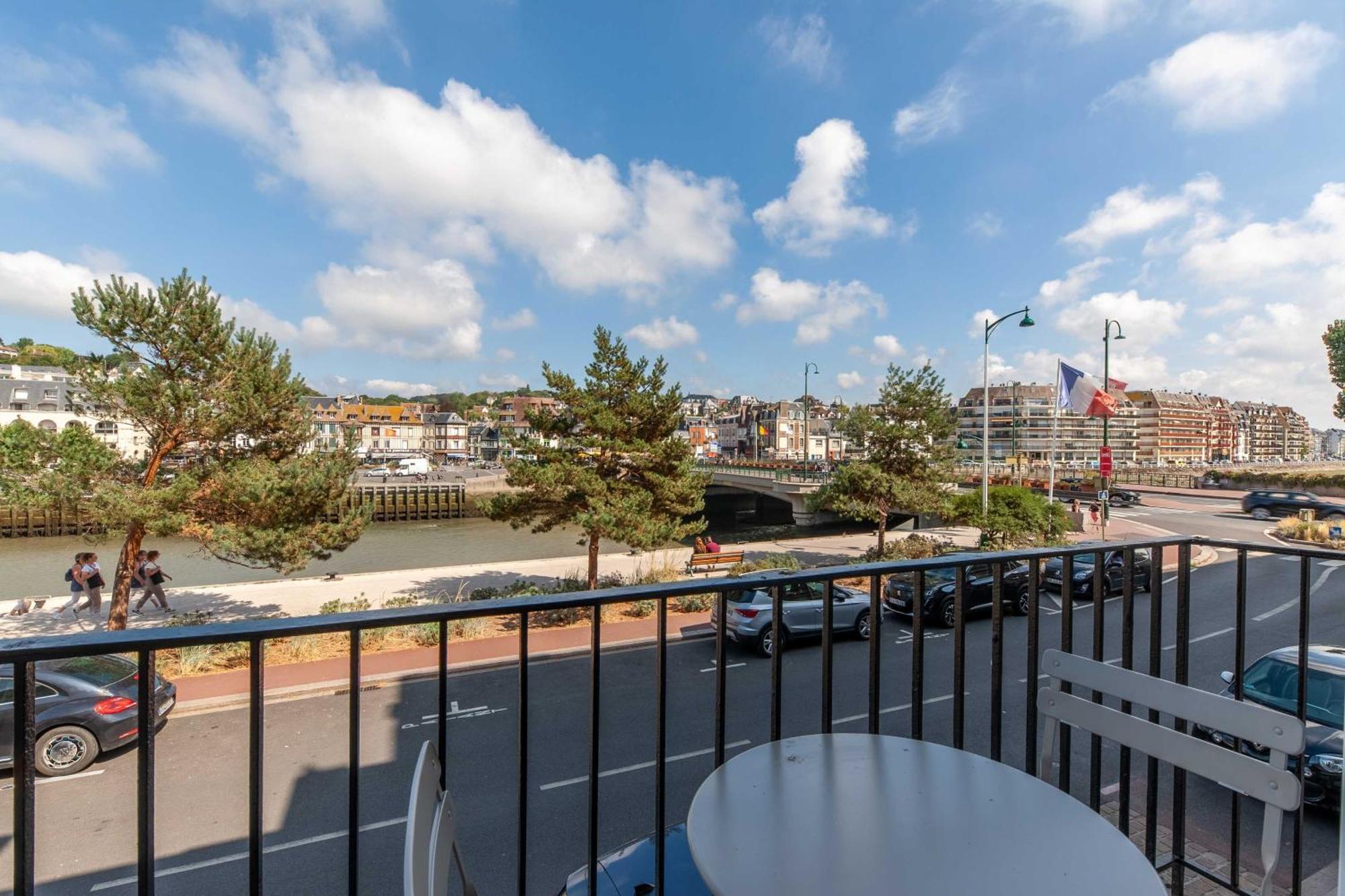 Studio Sleeps 4 With Terrace, 500M Place Morny Deauville Extérieur photo